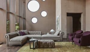 Il divano Nottingham è un’interpretazione in chiave moderna di un classico del design fornisce l’ispirazione per nuove accoglienti forme, caratterizzate da una seduta più profonda e dimensioni più generose. Il risultato è un comfort invidiabile che trova piena esaltazione nella bellezza della lavorazione capitonné.