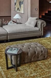 Il divano Nottingham è un’interpretazione in chiave moderna di un classico del design fornisce l’ispirazione per nuove accoglienti forme, caratterizzate da una seduta più profonda e dimensioni più generose. Il risultato è un comfort invidiabile che trova piena esaltazione nella bellezza della lavorazione capitonné.