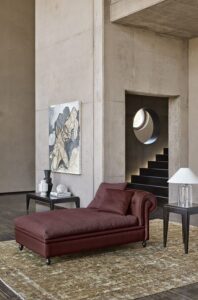 Il divano Nottingham è un’interpretazione in chiave moderna di un classico del design fornisce l’ispirazione per nuove accoglienti forme, caratterizzate da una seduta più profonda e dimensioni più generose. Il risultato è un comfort invidiabile che trova piena esaltazione nella bellezza della lavorazione capitonné.